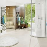 Piatto - emaliowany brodzik, od 13 938 zł. W głębi wanna Ellipso Duo Oval, od 9234 zł. KALDEWEI