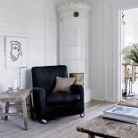 Piec kaflowy podkreśla niesamowity klimat salonu.