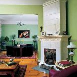 Piec kaflowy z 1924 roku jest równie stary jak dom. Od początku stał w salonie, ale od kiedy zamieszkała