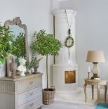 piec w salonie w stylu francuskim