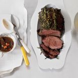 Pieczony udziec z jelenia. Dla miłośników steków, kotlecików, medalionów