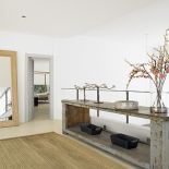 Piękna drewniana podłoga. Elegancka willa w kolorach natury