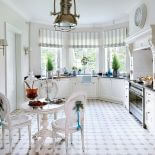 Piękna kuchnia: stół i krzesła w złamanej bieli z przecierkami to KOKO BOUQUET