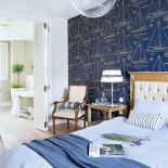 niebieska sypialnia w stylu marinistycznym