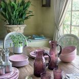 Piękna zastawa w kolorze zgaszonego różu i fioletów.