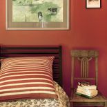 Piękne krzesło to ocalona przed zniszczeniem rodzinna pamiątka. Szkoda było na nim siadać, więc jest nocnym stolikiem.