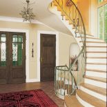 Piękne, lekkie schody na piętro wymyślił brat męża właścicielki, architekt z wielką wyobraźnią.