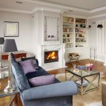 Piękne sztukaterie u sufitu kryją dyskretne oświetlenie.