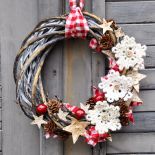 Piękne tradycyjne dekoracje bożonarodzeniowe zrobione na szydełku. Pomysłowy wianek świąteczny to także wspaniały pomysł na