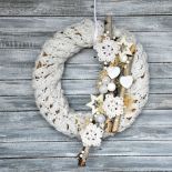 Piękne tradycyjne dekoracje bożonarodzeniowe zrobione na szydełku. Pomysłowy wianek świąteczny to także wspaniały pomysł na