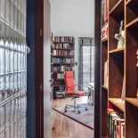 Piękne zgaszone lazury, niebieskości i szarości – połączone z ciepłym orzechowym drewnem oraz czarnymi i