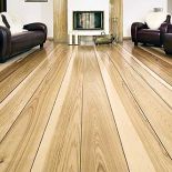 Pięknie usłojona deska podłogowa z jesionu to prawdziwy krzyk mody. Ta może mieć nawet 9 metrów długości. MARCHEWKA