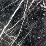 Pięknie żyłkowany hiszpański marmur Negro Marquina od firmy L’Antic Colonial – 806 zł/m². GALERIE VENIS