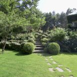 Piękno tej rezydencji wtopionej w naturę podkreśla niezwykła, zadbana zieleń.