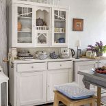 Piękny biały kredens w kuchni i biało-granatowa zastawa z Bolesławca.