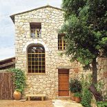 Piękny kamienny dom. Kamień i drewno w jednym domu