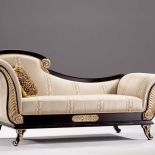 Piękny kształt, elegancka tkanina i rzeźbienia pokryte płatkami złota - taki jest pomysł firmy Tecni Nova na szezlong. ESTILO