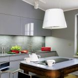 Piękny stół ze zniszczonym blatem w nowym domu posłużył za wyspę do gotowania. W jednej z nóg wywiercili dziurę