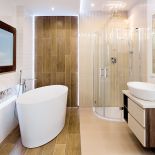 Pierwsze skrzypce gra tutaj wanna i płytki imitujące drewno, OMNIRES