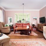 Pies właścicieli w salonie. U właścicieli Belbazaar