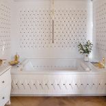 Pikowane kafelki w białej, eleganckiej łazience.