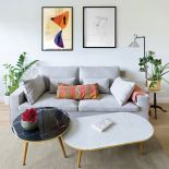 salon w szarości i drewnie