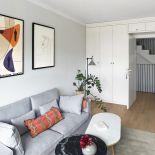 szary salon z białymi meblami