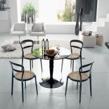 Planet (nierozkładany, z drewnianym lakierowanym blatem, na metalowej nodze) kosztuje od ok. 2600 zł. Do