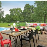 Plastikowe krzesła (Dado Design). Tace i szklanki na stole pochodzą z House More