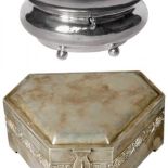 Platerowa, owalna na czterech nóżkach, zamykana na kluczyk, firma Christofle, cw 1500 zł, DESA KRAKÓW.