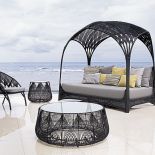 Plażowe łóżko Hagia. Kenneth Cobonpue i jego rattanowe meble