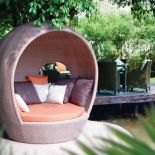 Plażowy kosz Egg, czyli jajko, z wygodnymi wodoodpornymi poduszkami. Cena - 6300 zł. MAX-FLIZ