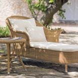 Pleciony szezlong Lansing (5556 zł). Za stolik z tej samej kolekcji zapłacimy 956 zł. DECOLOR