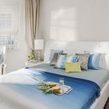 Pled i poduszki z Decodore Basic. Klasyka z odrobiną glamour