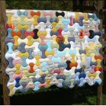 Pled wykonany techniką patchworku klasycznego, z zastosowaniem pracochłonnego wzoru Apple Core , należącego do