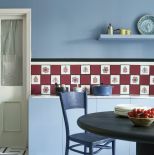 płytki na ścianie między szafkami w kuchni