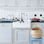 biała kuchnia z niebieskimi dodatkami