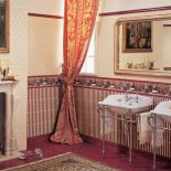 Płytki Noblesse są dziełem włoskiej fabryki Petracer s. Na dekorze królewskie zwierzęta - charty i gepardy