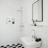 Charakterystyczne dla epoki mozaiki na podłodze w łazience są współczesne, od Vives.