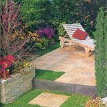 Płyty betonowe Bradstone wyglądają jak sosnowe deski. SEMMELROCK