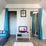 Po odsunięciu kotar mieszkanie nabiera przestrzeni.