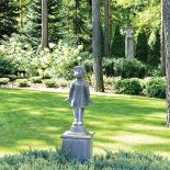 Po ogrodzie można spacerować jak po parku.