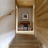 Po schodkach wchodzi się do sypialnii.