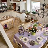 Pobielane jesionowe podłogi, belkowany sufit, białe ściany, gdzieniegdzie krem i beż.