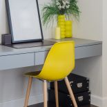 Pochwała prostoty,klasyki i nowoczesności. To przykład miejsca wielofunkcyjnego - tradycyjnej toaletki, ale także