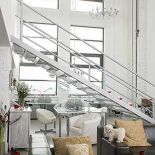 Pod schodami znalazło się miejsce na biuro.