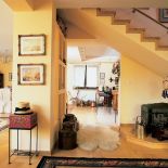 Pod schodami została stworzona przestrzeń specjalnie dla bibelotów.