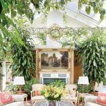 Pod szklanym dachem stanął marmurowy kominek, angielskie sofy i fotele oraz stół z włoskim mozaikowym blatem.