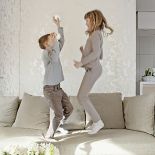 Pod tapetą kryje się szafa z mdf-u.