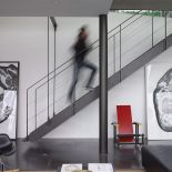 Pod zwodzonymi schodami krzesło inspirowane Mondrianem. Zaprojektował je Gerrit Rietveld w 1917 roku.